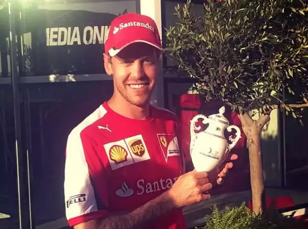 Sebastian Vettel mit Pokal aus Herend-Porzellan Titel-Bild zur News: Sebastian Vettel mit Pokal aus Herend-Porzellan