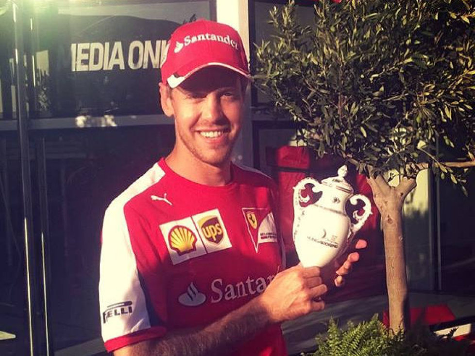 Sebastian Vettel mit Pokal aus Herend-Porzellan