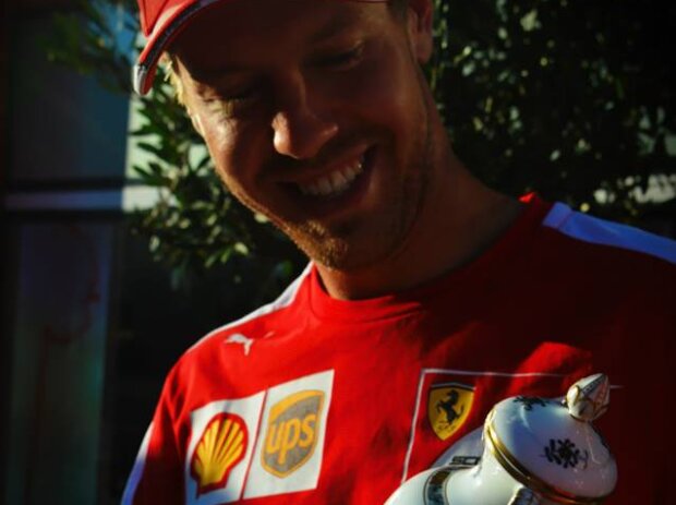 Sebastian Vettel mit Pokal aus Herend-Porzellan