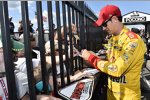 Joey Logano (Penske) in der Autograph Alley