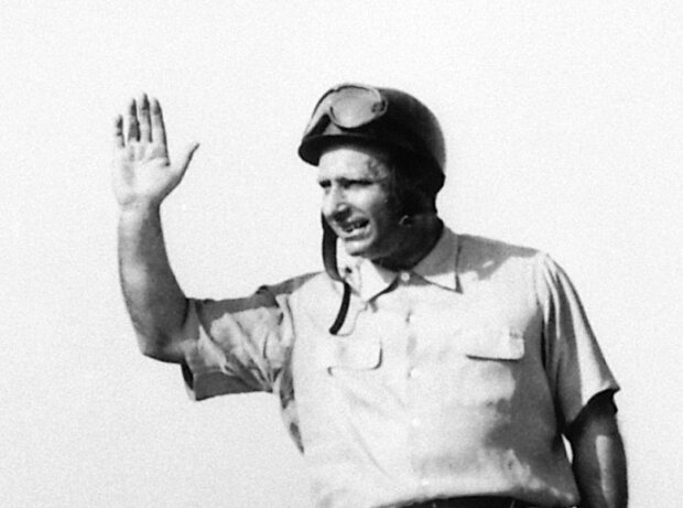 Titel-Bild zur News: Juan Manuel Fangio beim Grand Prix von Italien 1954