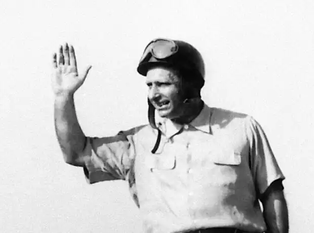 Juan Manuel Fangio beim Grand Prix von Italien 1954 Titel-Bild zur News: Juan Manuel Fangio beim Grand Prix von Italien 1954
