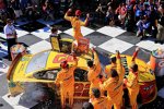 Joey Logano (Penske) in der Victory Lane