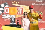 Joey Logano (Penske) und Ehefrau Brittany in der Victory Lane