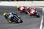 Valentino Rossi (Yamaha) vor Andrea Dovizioso und Andrea Iannone (Ducati)