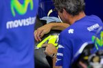 Die Startnummer 46 von Valentino Rossi wird aufgeklebt