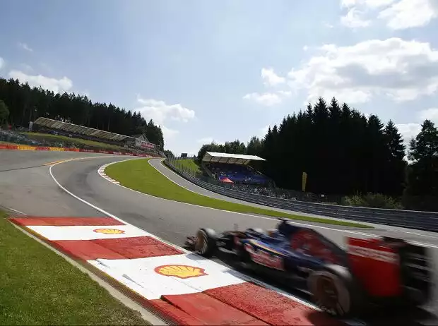 Max Verstappen in Eau Rouge Titel-Bild zur News: Max Verstappen in Eau Rouge