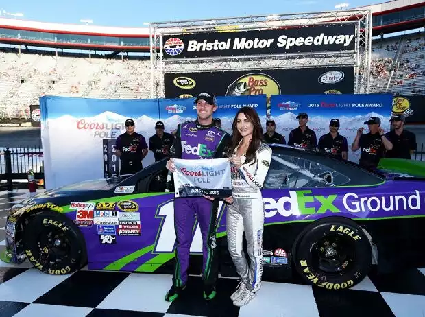 Denny Hamlin und Miss Coors Light Amanda Mertz Titel-Bild zur News: Denny Hamlin und Miss Coors Light Amanda Mertz