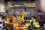 Joey Logano (Penske) in der Victory Lane