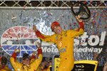 Joey Logano (Penske) jubelt über seinen dritten Saisonsieg