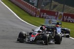 Fernando Alonso (McLaren) und Felipe Nasr (Sauber) 