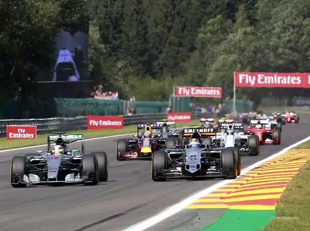 Lewis Hamilton, Sergio Perez Titel-Bild zur News: Lewis Hamilton, Sergio Perez