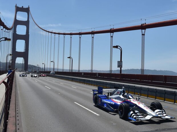 Titel-Bild zur News: Marco Andretti im Auto von Justin Wilson auf der Golden-Gate-Bridge in San Francisco