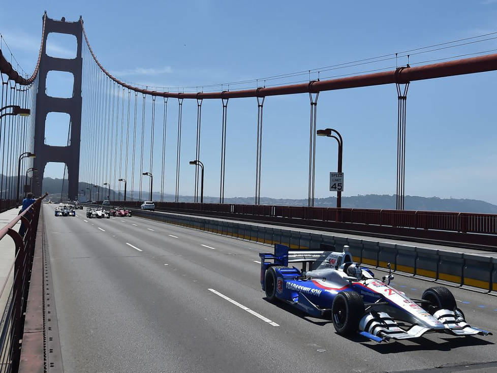 Marco Andretti im Auto von Justin Wilson auf der Golden-Gate-Bridge in San Francisco