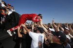 IndyCar-Champion Scott Dixon (Ganassi) beim Crowdsurfing