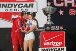 Scott Dixon (Ganassi) mit Ehefrau Emma und dem Astor-Cup für den Titelgewinn