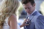 Nicole Briscoe, Ehefrau von Ryan Briscoe, bringt den Justin-Wilson-Pin an