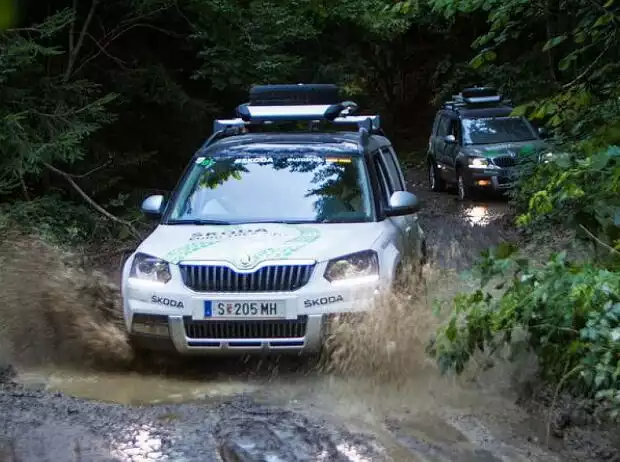 Skoda Euro Trek 2015: Hitze, Staub und eben auch tiefe Schlammlöcher bestimmen die Strecke Titel-Bild zur News: Skoda Euro Trek 2015: Hitze, Staub und eben auch tiefe Schlammlöcher bestimmen die Strecke