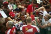 Bild zum Inhalt: Kusch, Kimi! Arrivabene nimmt Räikkönen auf den Arm...