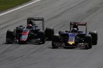 Jenson Button (McLaren) und Max Verstappen (Toro Rosso) 