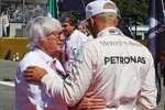 Bernie Ecclestone und Lewis Hamilton (Mercedes) 