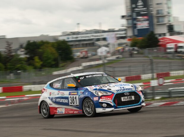 Platz drei für den Hyundai Veloster Turbo machte das gute Mannschaftsergebnis perfekt Platz drei für den Hyundai Veloster Turbo machte das gute Mannschaftsergebnis perfekt