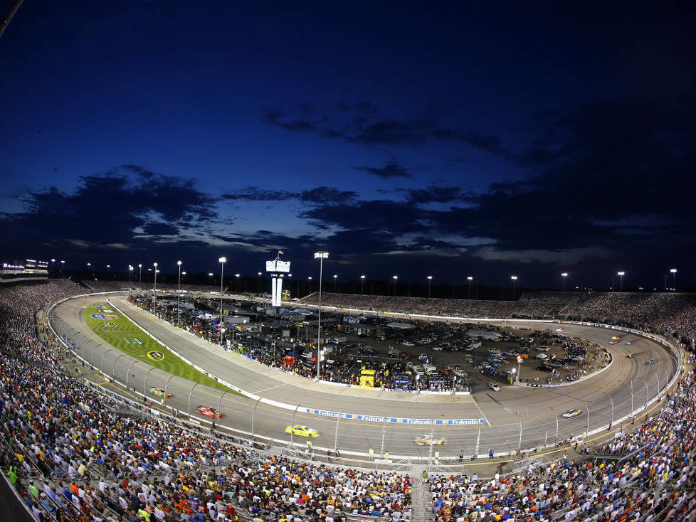 Der Richmond International Raceway unter Flutlicht