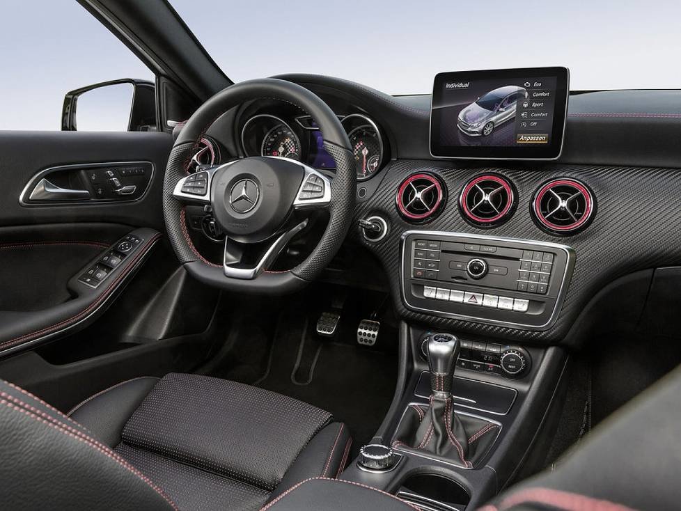 Cockpit des Facelifts der Mercedes-Benz A-Klasse