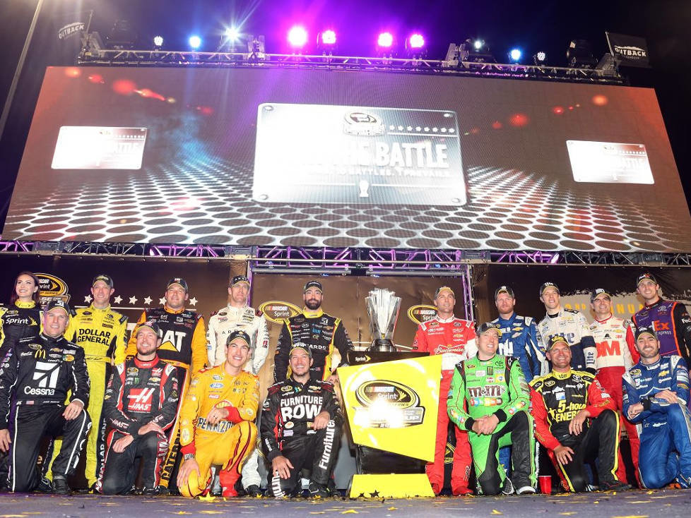 Matt Kenseth, Ryan Newman, Carl Edwards, Paul Menard, Kevin Harvick, Brad Keselowski, Jeff Gordon, Denny Hamlin, Jamie McMurray, Kurt Busch, Joey Logano, Kyle Busch, Clint Bowyer, Jimmie Johnson, Dale Earnhardt Jun., Martin Truex Jun.