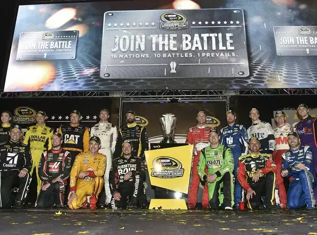 Juliana White, Matt Kenseth, Ryan Newman, Carl Edwards, Paul Menard, Kevin Harvick, Dale Earnhardt Jun., Brad Keselowski, Jeff Gordon, Denny Hamlin, Jamie McMurray, Kurt Busch, Joey Logano, Martin Truex Jun., Kyle Busch, Clint Bowyer, Jimmie Johnson Titel-Bild zur News: Juliana White, Matt Kenseth, Ryan Newman, Carl Edwards, Paul Menard, Kevin Harvick, Dale Earnhardt Jun., Brad Keselowski, Jeff Gordon, Denny Hamlin, Jamie McMurray, Kurt Busch, Joey Logano, Martin Truex Jun., Kyle Busch, Clint Bowyer, Jimmie Johnson