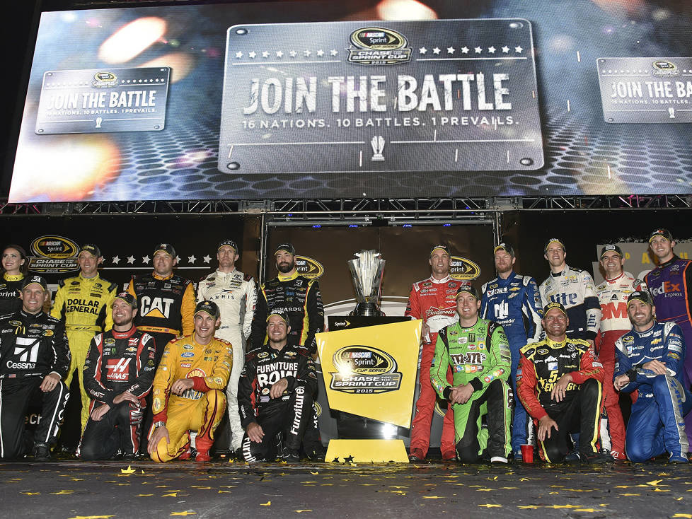 Juliana White, Matt Kenseth, Ryan Newman, Carl Edwards, Paul Menard, Kevin Harvick, Dale Earnhardt Jun., Brad Keselowski, Jeff Gordon, Denny Hamlin, Jamie McMurray, Kurt Busch, Joey Logano, Martin Truex Jun., Kyle Busch, Clint Bowyer, Jimmie Johnson