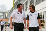 Eric Boullier und Fernando Alonso (McLaren) 