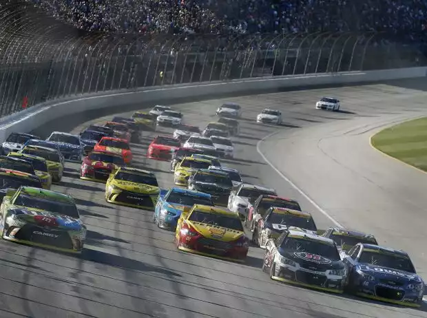 Restart in Chicago: Jimmie Johnson vs. Kevin Harvick Titel-Bild zur News: Restart in Chicago: Jimmie Johnson vs. Kevin Harvick