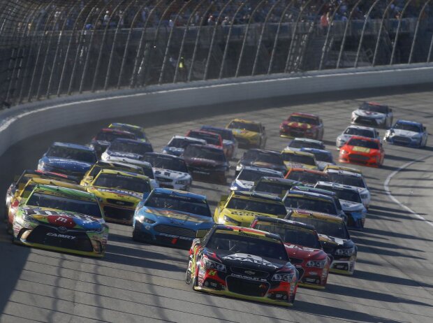 Restart in Chicago: Jeff Gordon vs. Kyle Busch Restart in Chicago: Jeff Gordon vs. Kyle Busch