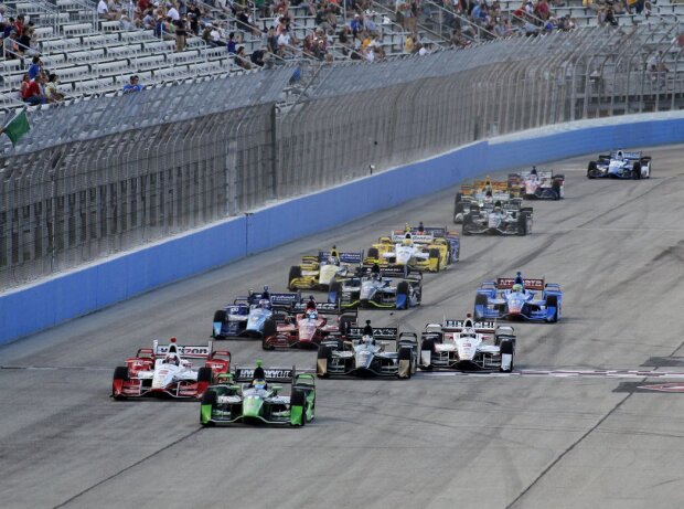 Restart in Milwaukee 2015 mit Sebastien Bourdais an der Spitze Restart in Milwaukee 2015 mit Sebastien Bourdais an der Spitze