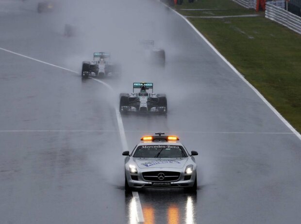 Nico Rosberg hinter dem Safety-Car
