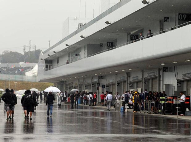 Titel-Bild zur News: Verregneter Formel-1-Paddock am Rennsonntag in Suzuka 2014