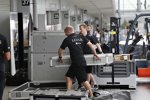 Lotus räumt verspätet das Equipment ein