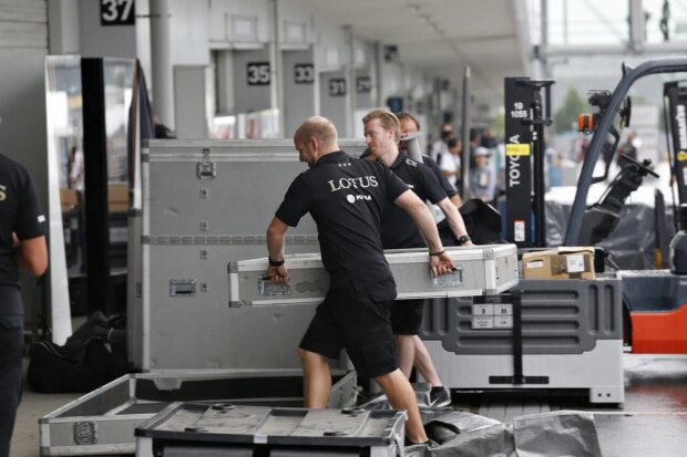 Lotus Lotus F1 Team F1 ~Lotus räumt verspätet das Equipment ein~ Lotus Lotus F1 Team F1 ~Lotus räumt verspätet das Equipment ein~