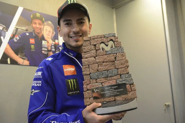 ~Jorge Lorenzo mit der Siegertrophäe für Aragon~ ~Jorge Lorenzo mit der Siegertrophäe für Aragon~