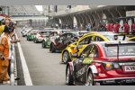 Das Starterfeld der WTCC in der Boxengasse von Schanghai