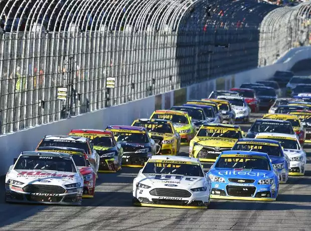 Restart in Loudon: Brad Keselowski vs. Greg Biffle Titel-Bild zur News: Restart in Loudon: Brad Keselowski vs. Greg Biffle