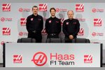 Teamchef Günther Steiner, Romain Grosjean und Teambesitzer Gene Haas