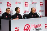 Teamchef Günther Steiner, Romain Grosjean und Teambesitzer Gene Haas