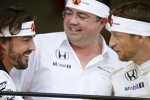 Fernando Alonso (McLaren), Eric Boullier und Jenson Button (McLaren) 