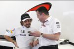 Fernando Alonso (McLaren) und Eric Boullier 