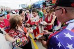 Jeff Gordon gibt Autogramme