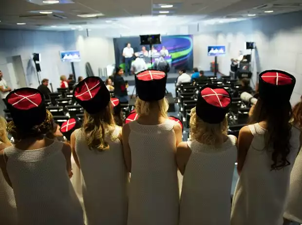 Grid-Girls bei der FIA-Sieger-PK in Sotschi Titel-Bild zur News: Grid-Girls bei der FIA-Sieger-PK in Sotschi