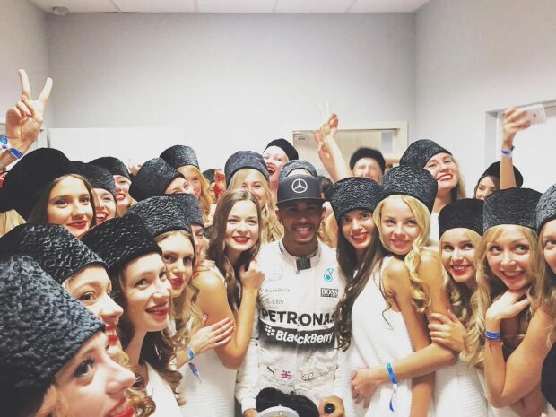  ~Lewis Hamilton mit russischen Girls~ 