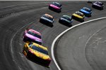 Joey Logano (Penske) vor Kyle Busch (Gibbs) und dem Rest der Meute